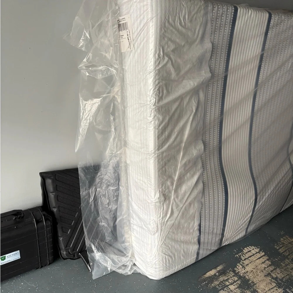 Serta iSeries® Hybrid 3000 13.5